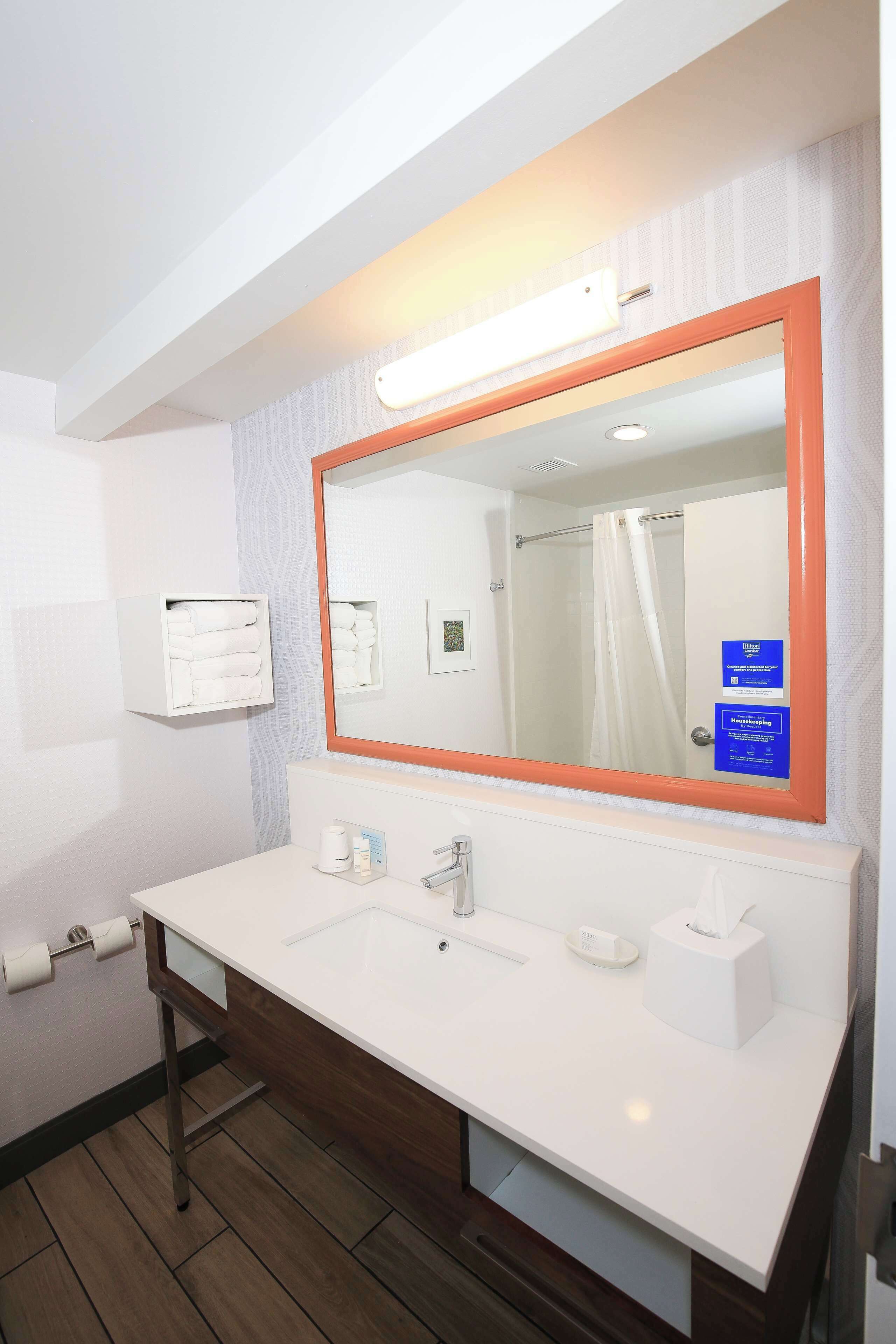 combined shower/bathtub, hydromassage showerhead, hair dryer, towels