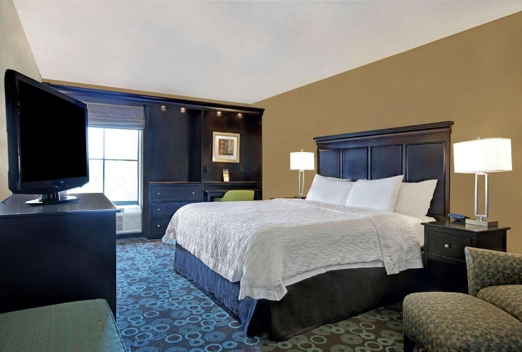 Skrivbord, arbetsyta för laptop och mörkläggningsgardiner