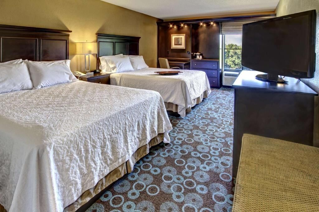 Skrivbord, arbetsyta för laptop och mörkläggningsgardiner