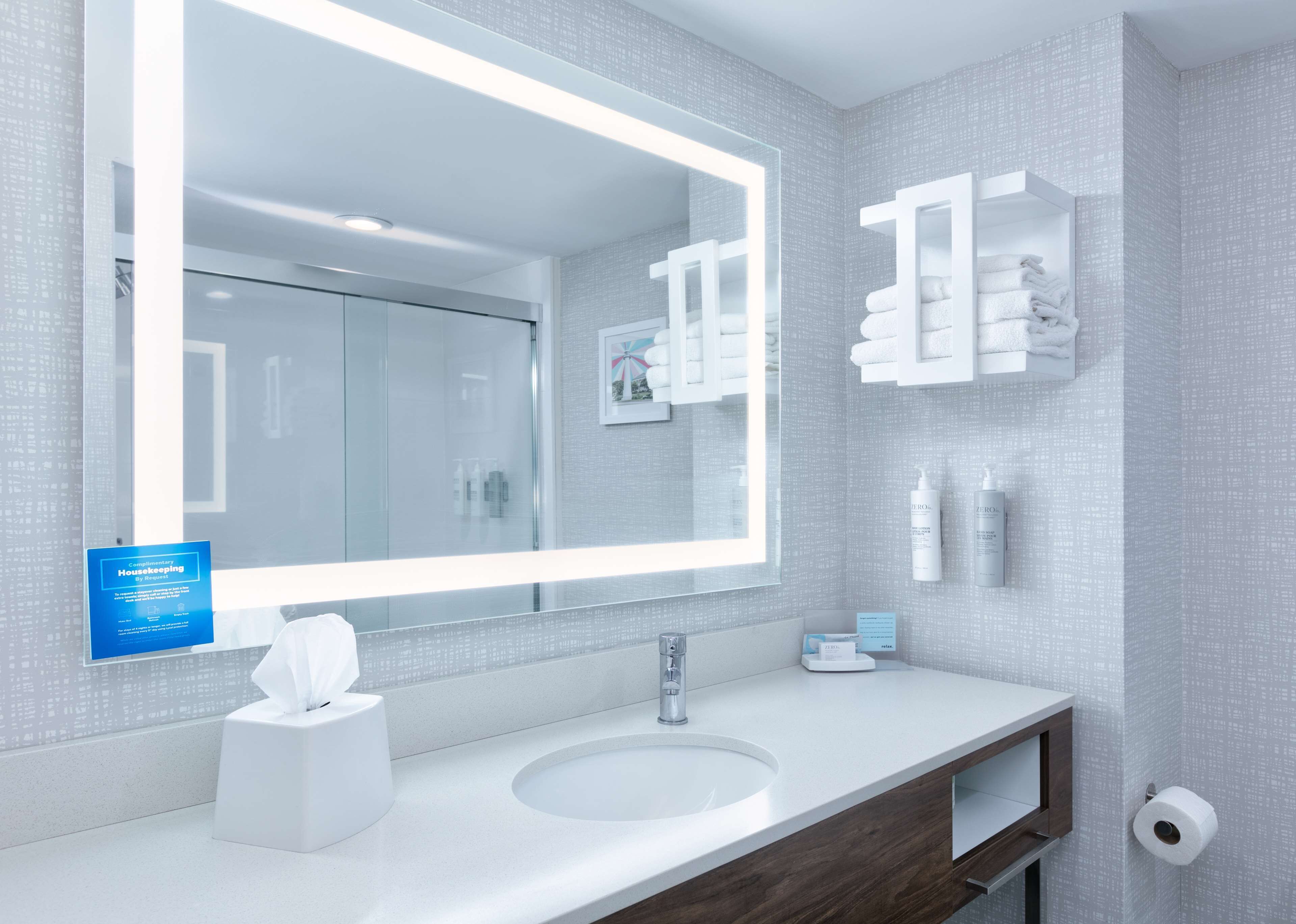 combined shower/bathtub, hair dryer, towels