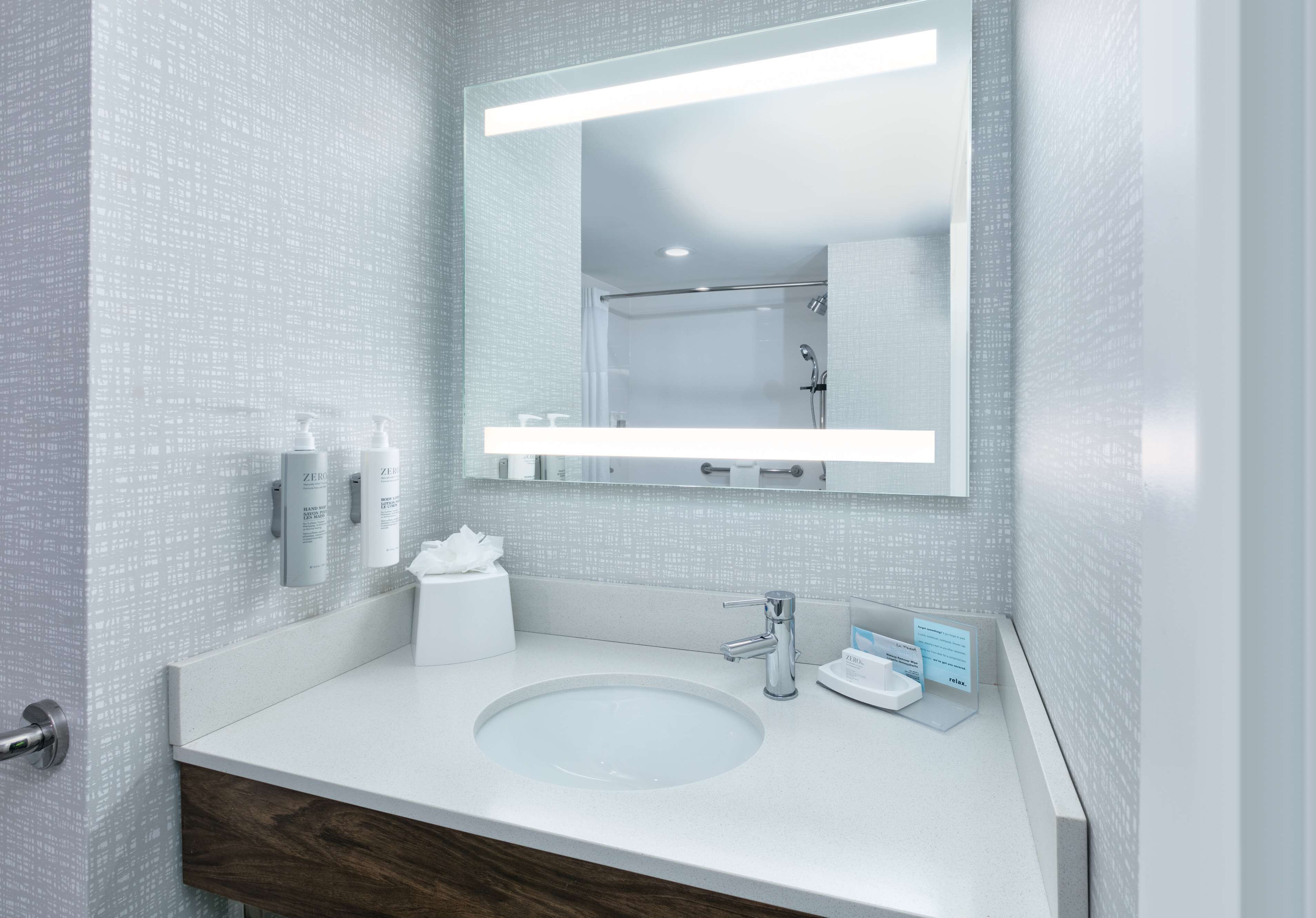 combined shower/bathtub, hair dryer, towels