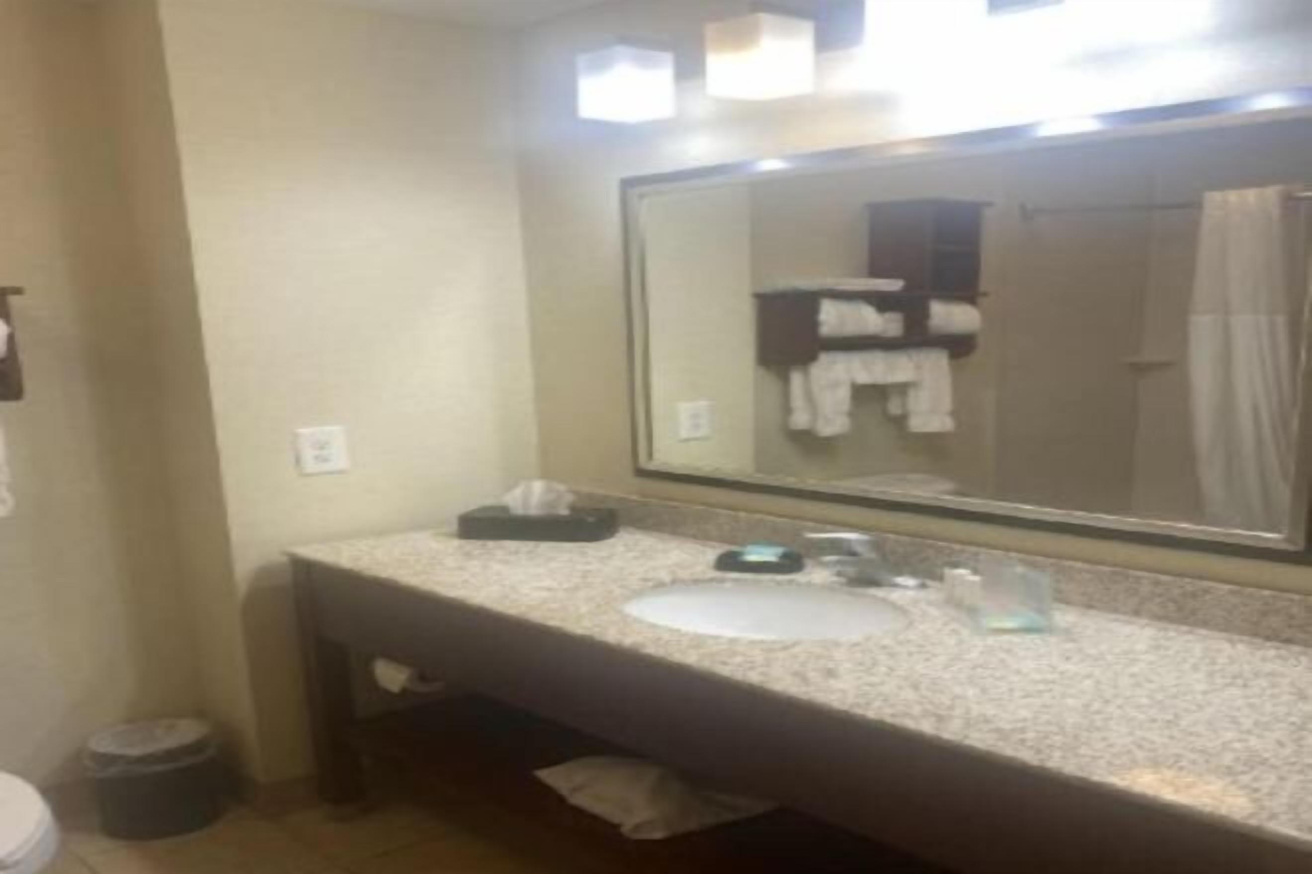 Bathroom | Combined shower/bathtub, hair dryer, towels