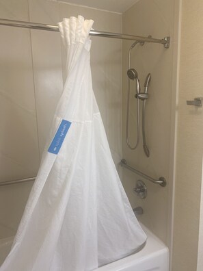 Ducha y bañera combinadas, secador de pelo y toallas