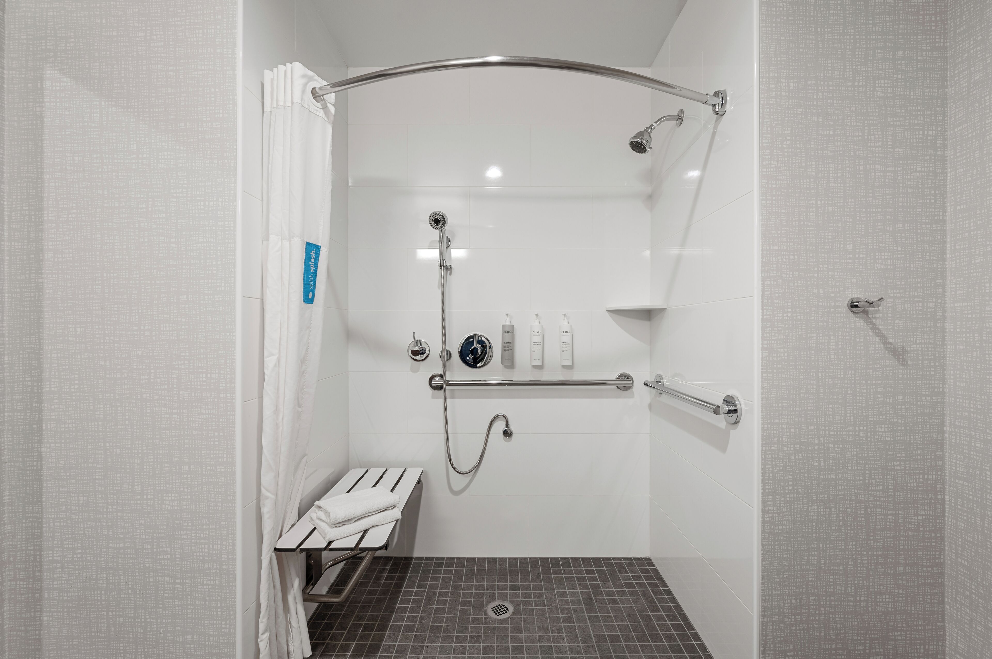 Kamar, 1 Tempat Tidur King, akses difabel, Bebas Asap Rokok | Kamar mandi | Perlengkapan mandi gratis, pengering rambut,  dan handuk