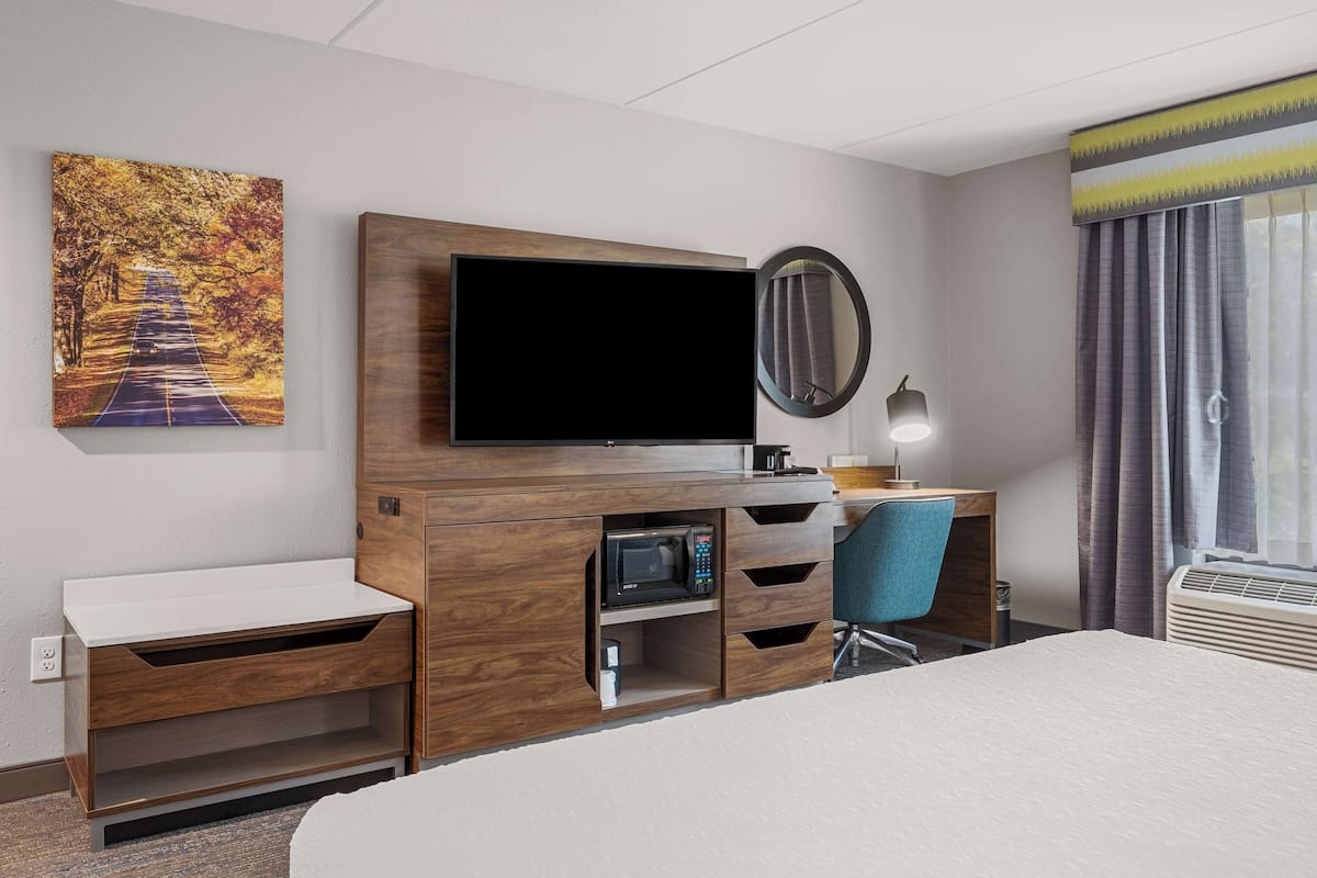 Hypo-allergenic bedding, in-room safe, desk, blackout curtains