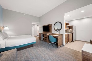 Hypo-allergenic bedding, in-room safe, desk, blackout drapes