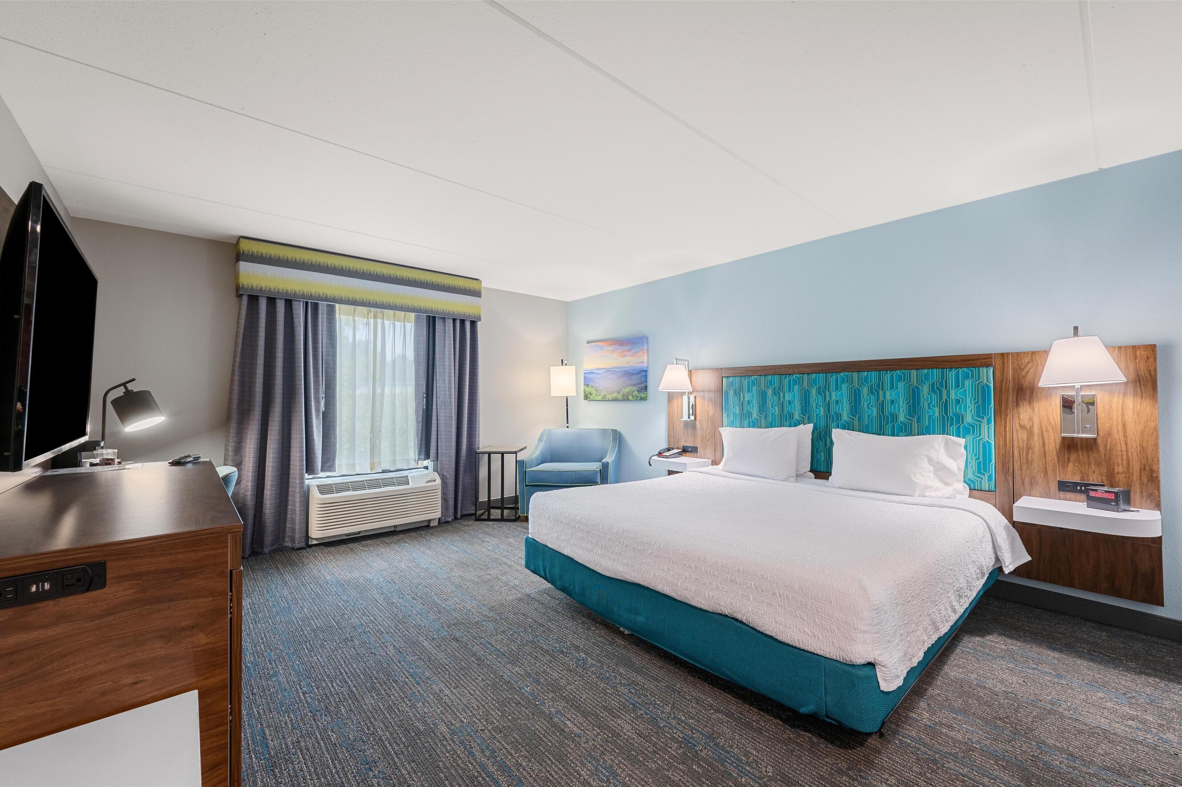 Hypo-allergenic bedding, in-room safe, desk, blackout drapes