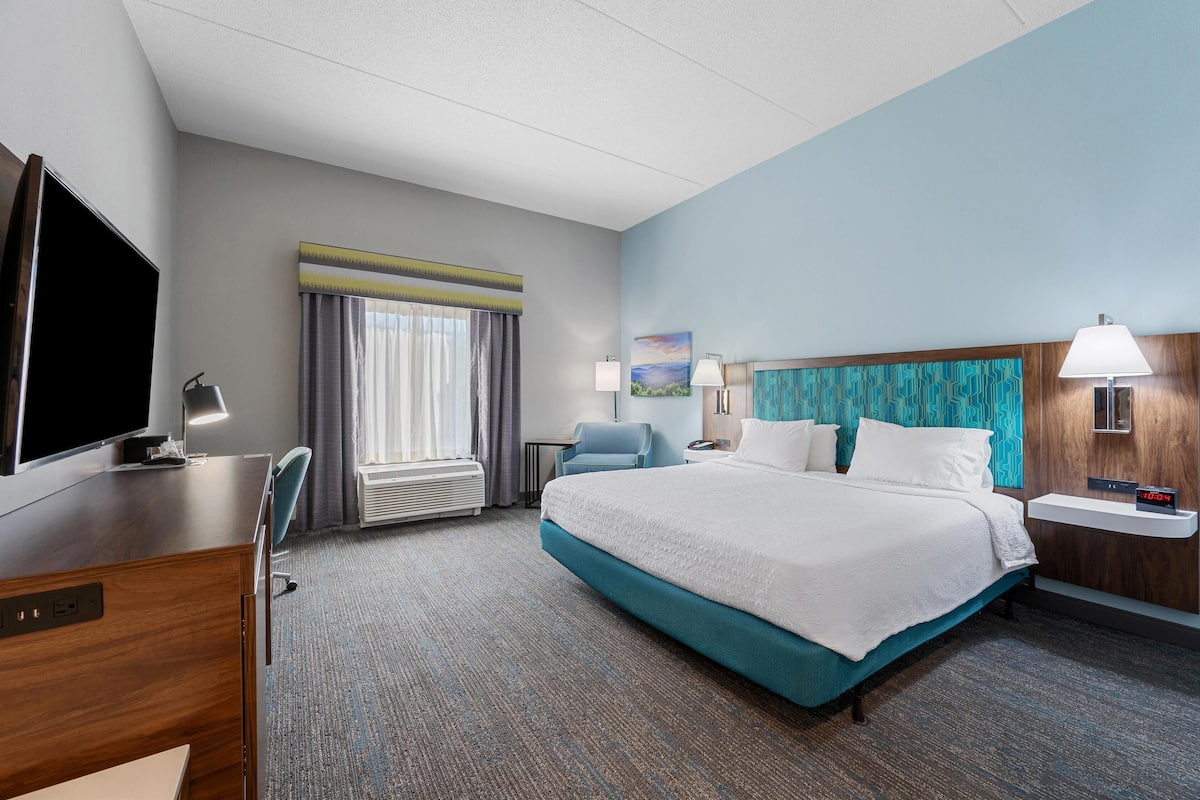 Hypo-allergenic bedding, in-room safe, desk, blackout drapes