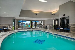 Una piscina cubierta