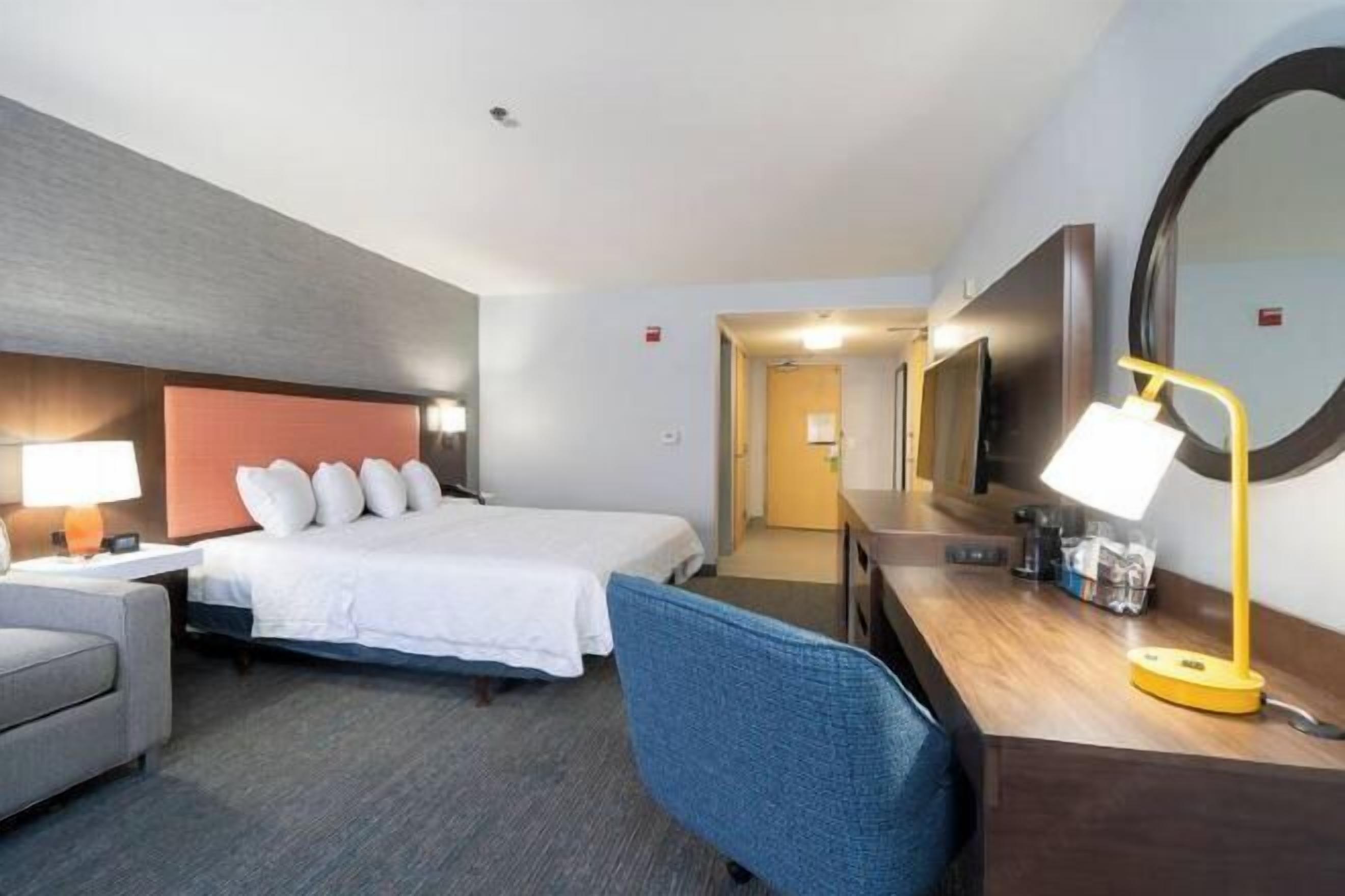 Bureau, espace de travail pour ordinateur portable, rideaux occultants