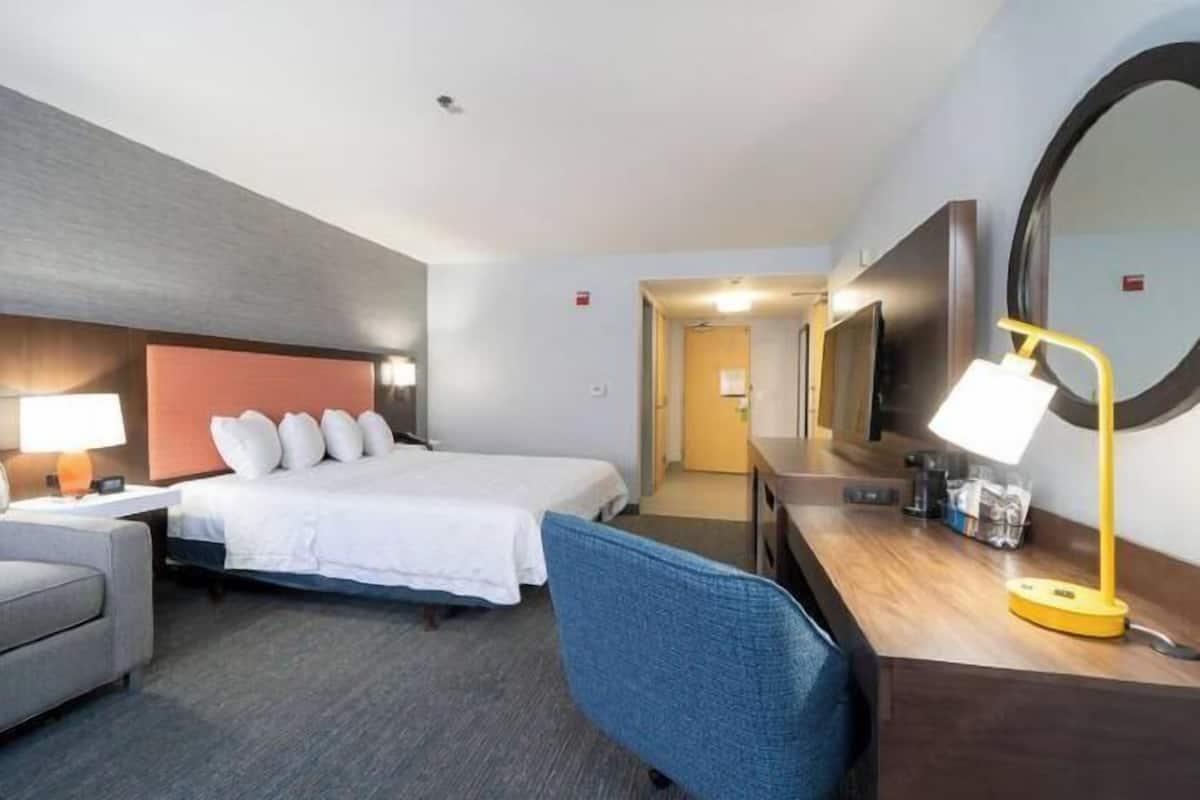 Escritorio, espacio para trabajar con laptop y cortinas blackout