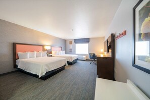 Studiosuite, 2 queensize-senger, ikke-røyk | Skrivebord, skrivebord for bærbar PC og blendingsgardiner