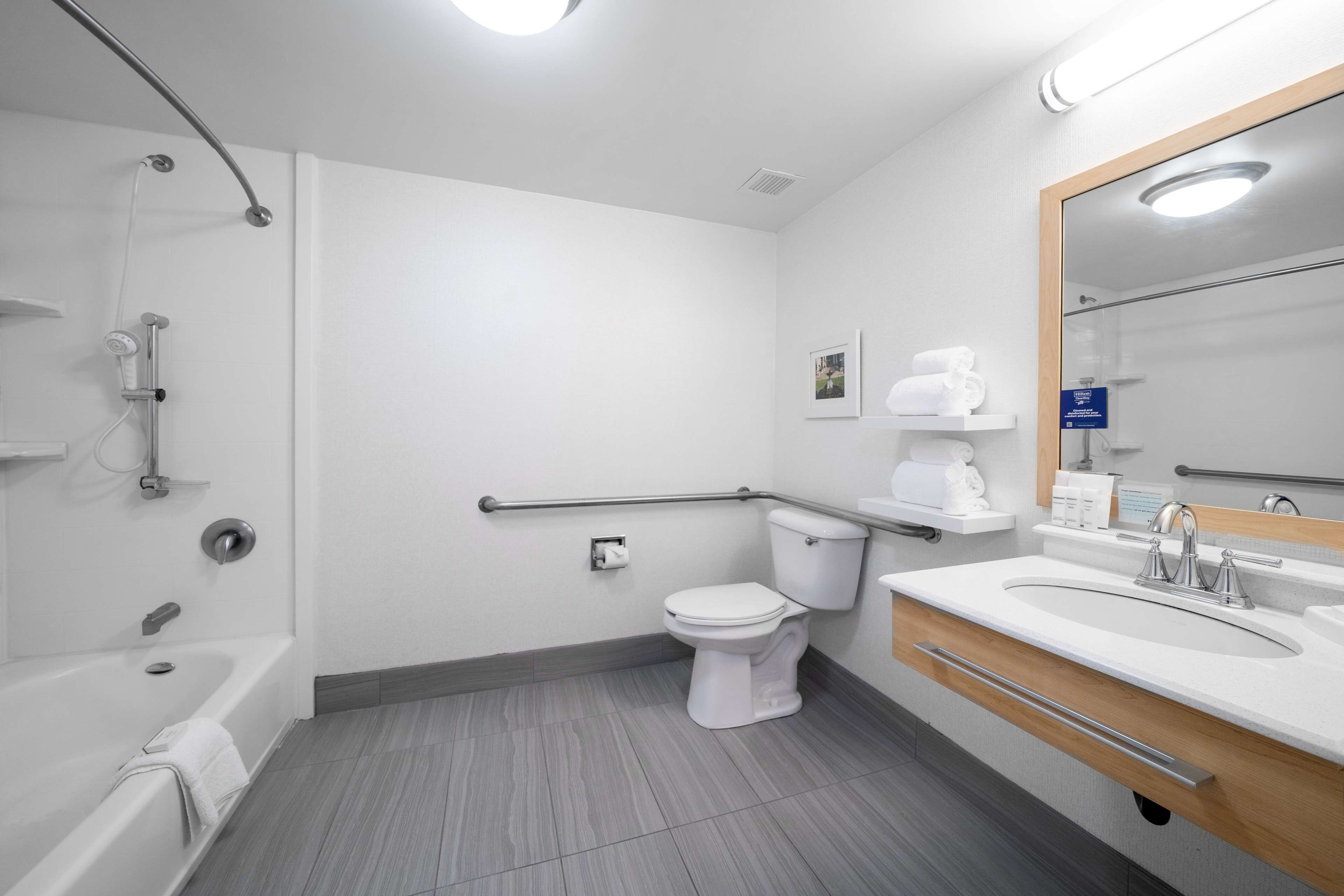 Ein modernes Badezimmer mit Badewanne, Toilette und Waschbecken.