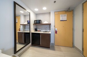 Escritorio, espacio para trabajar con laptop y cortinas blackout 