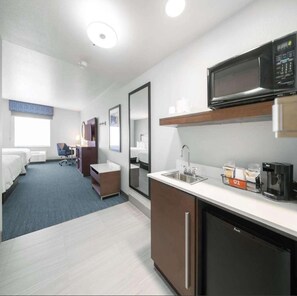 Suite studio, 2 grands lits, non-fumeur | Bureau, espace de travail pour ordinateurs portables