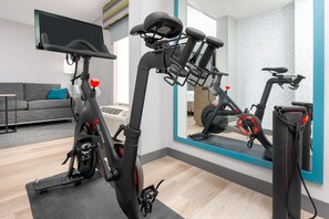 客房, 1 張特大雙人床和 1 張沙發床 (Peloton) | 客房內保險箱、書桌、遮光布/窗簾、熨斗/熨衣板