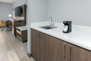 Caja de seguridad en la habitación, escritorio y cortinas blackout