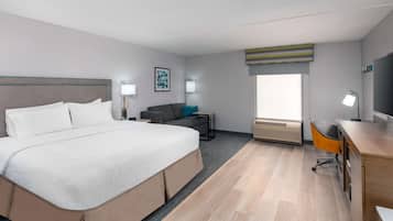 Huone, 1 suuri parisänky, tupakointi kielletty, jääkaappi ja mikroaaltouuni | Tallelokero huoneessa, työpöytä, pimennysverhot, silitysrauta/-lauta