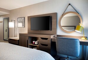 Standaard kamer, 2 queensize bedden, niet-roken | Donsdekens, een kluis op de kamer, een bureau, verduisterende gordijnen