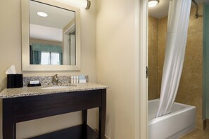 Shower, hair dryer, towels - Hampton Inn & Suites Bluffton-Sun City (Bluffton)