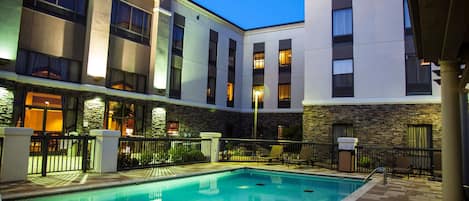 Piscina a l'aire lliure (horari: 09:00-22:00) i gandules