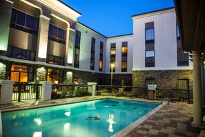 Una piscina al aire libre (de 09:00 a 22:00), tumbonas