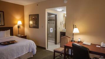 Suite estudio, matrim. grande, no fumad. | Cocina privada | Refrigerador, microondas y cafetera y tetera