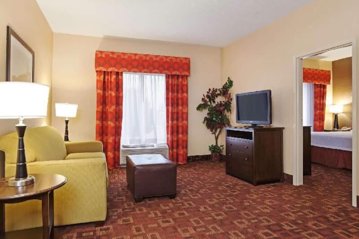 Living area | 37-inch LCD TV with cable channels, TV