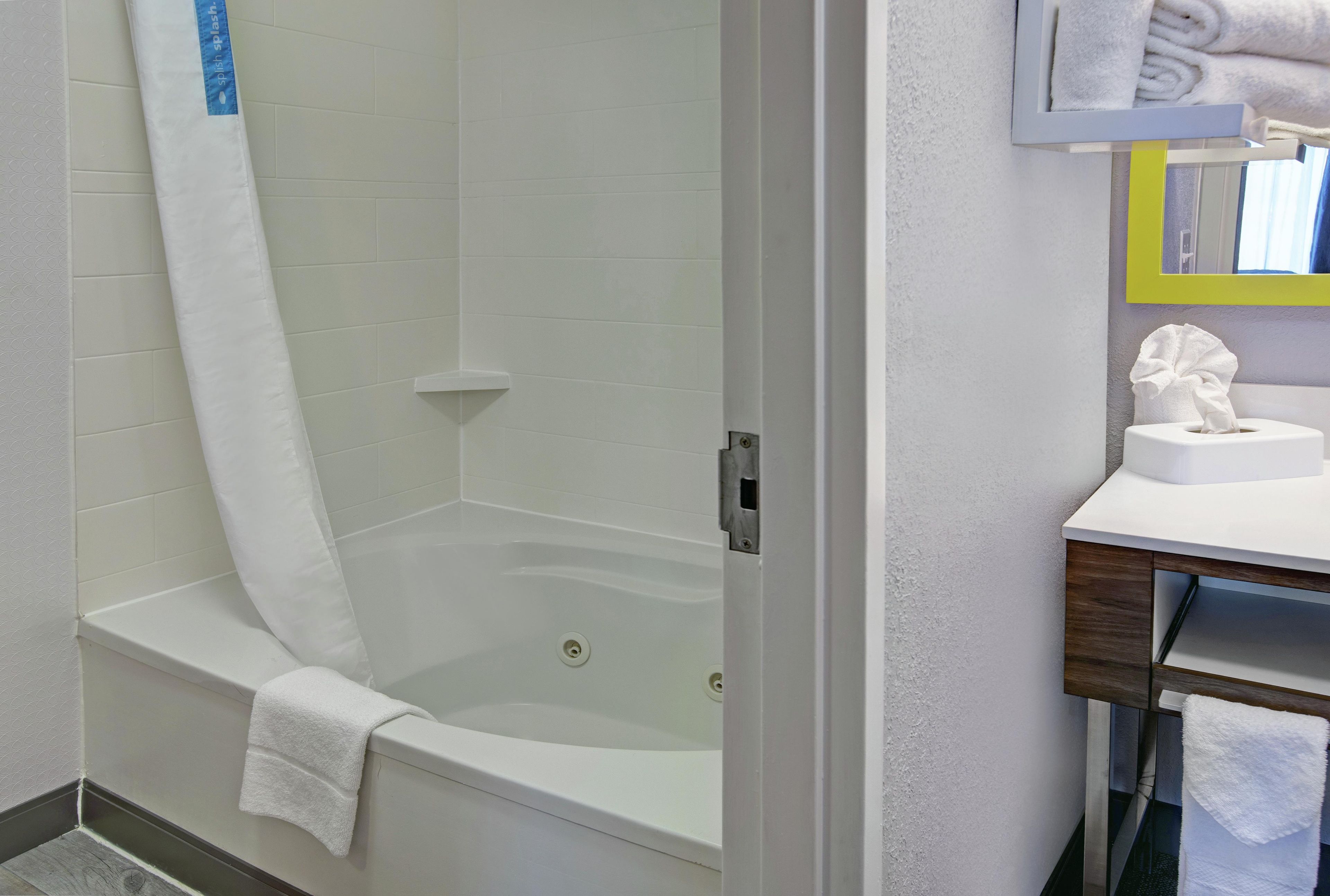 Une salle de bain équipée d’une baignoire, de toilettes, d’un lavabo et d’un porte-serviettes.