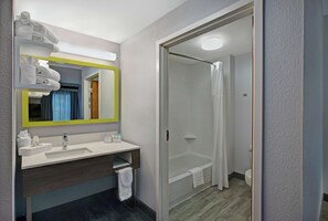 Quarto standard | Banheiro | Produtos de toalete grátis, secador de cabelo, roupões de banho 