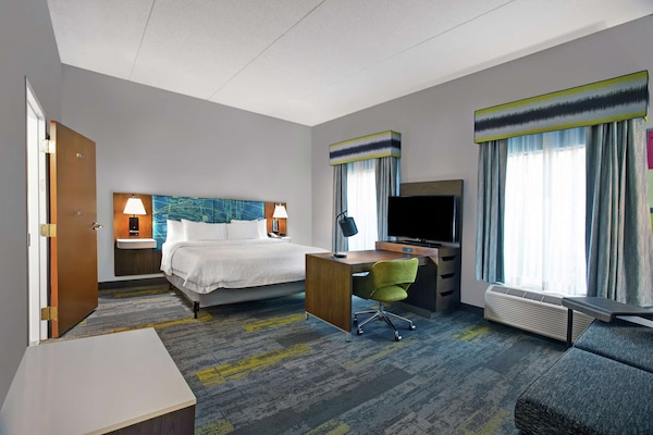 Cofres nos quartos, escrivaninha, ferros/tábuas de passar roupa