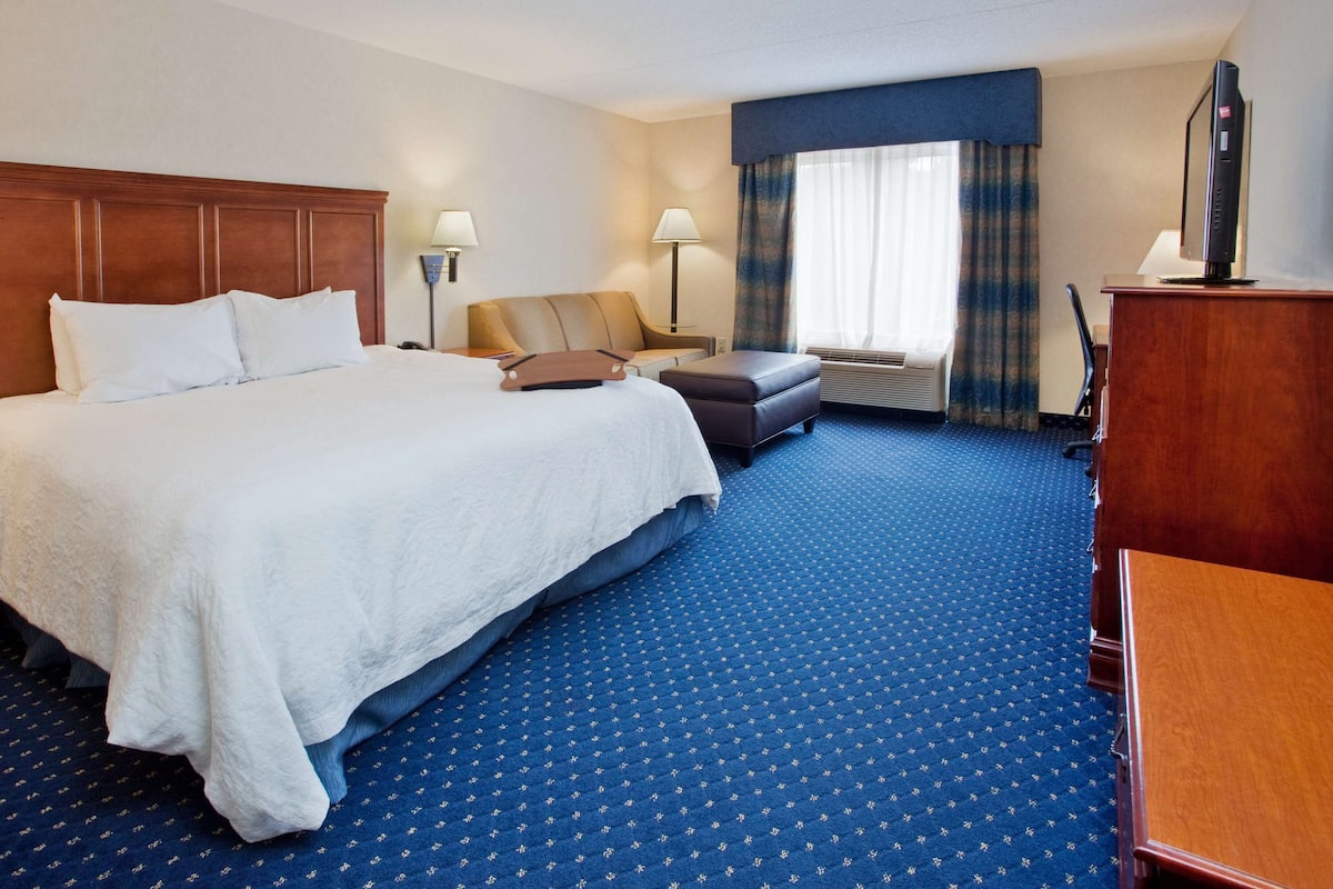Room, 1 King Bed, Accessible, Non Smoking | In-room safe, desk, iron/ironing board, free cribs/infant beds