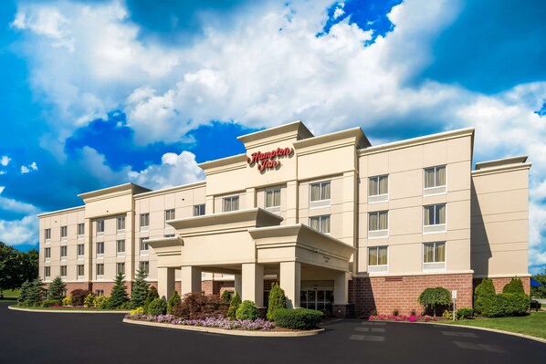 A Hampton Inn hotel with a modern facade, multiple floors, and a well-maintained landscaped entrance. - Hampton Inn Clifton Park (Clifton Park)