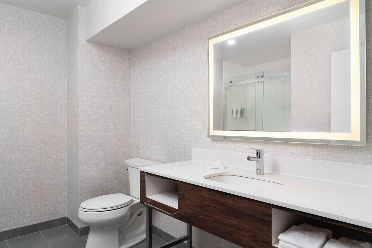 Bathroom | Combined shower/tub, free toiletries, hair dryer, bathrobes