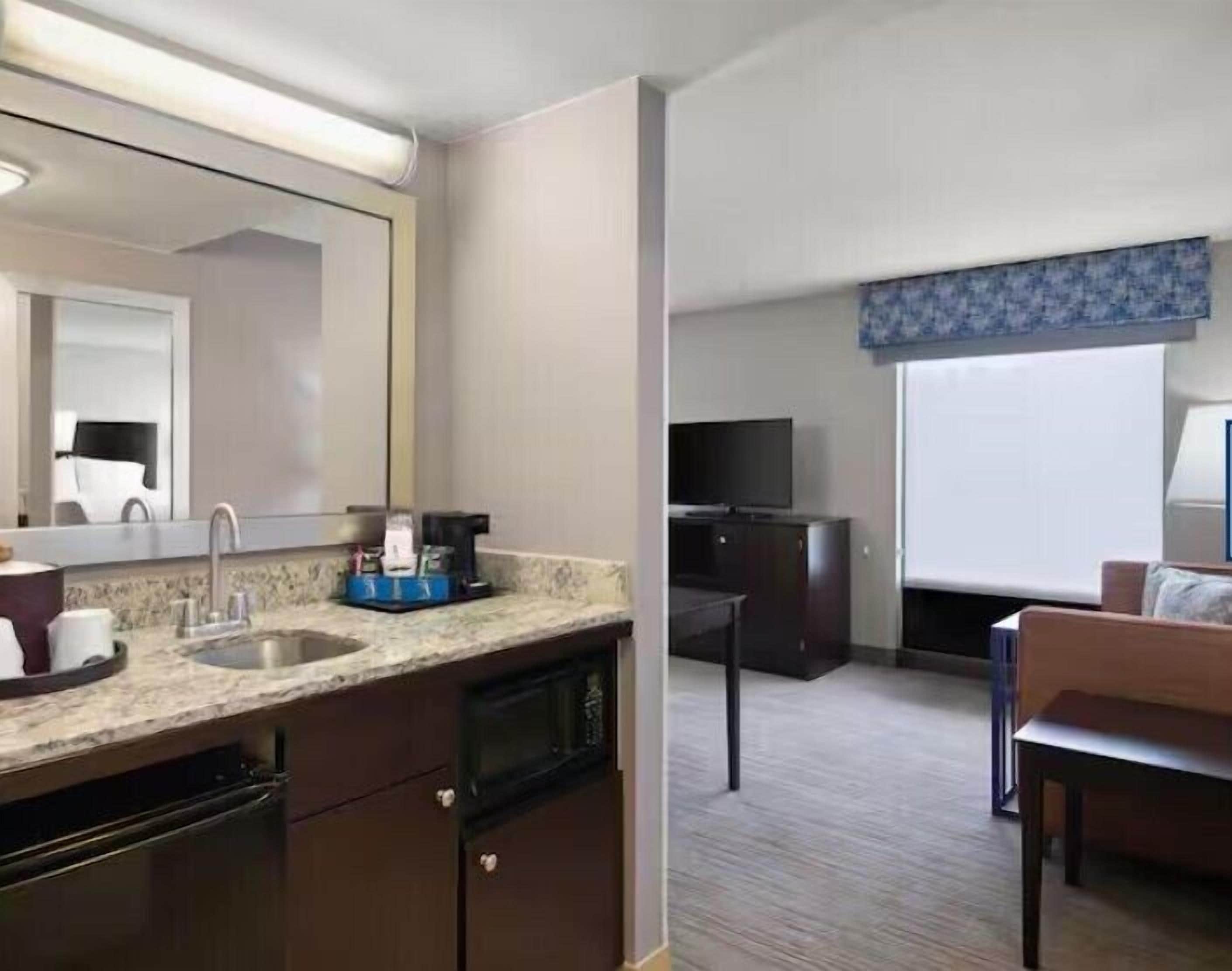 suite, 1 king bed, accessible, non smoking | living area | 32-inch lcd tv with satellite channels, tv