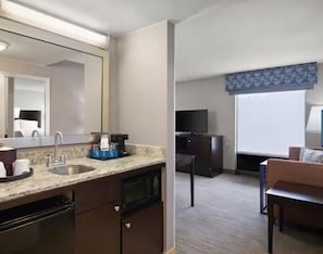 Suite, 1 King Bed, Accessible, Non Smoking | Living area