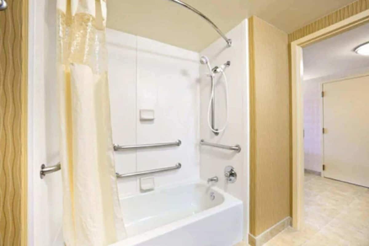 Bathroom | Combined shower/bathtub, free toiletries, hair dryer, towels