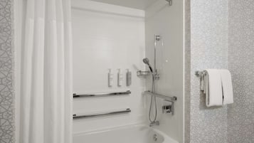 Un baño moderno con bañera, ducha y perchero para toallas.