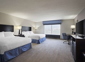 Habitación, 2 camas Queen size, con acceso para personas discapacitadas, para no fumadores | Ropa de cama hipoalergénica, escritorio y cortinas blackout