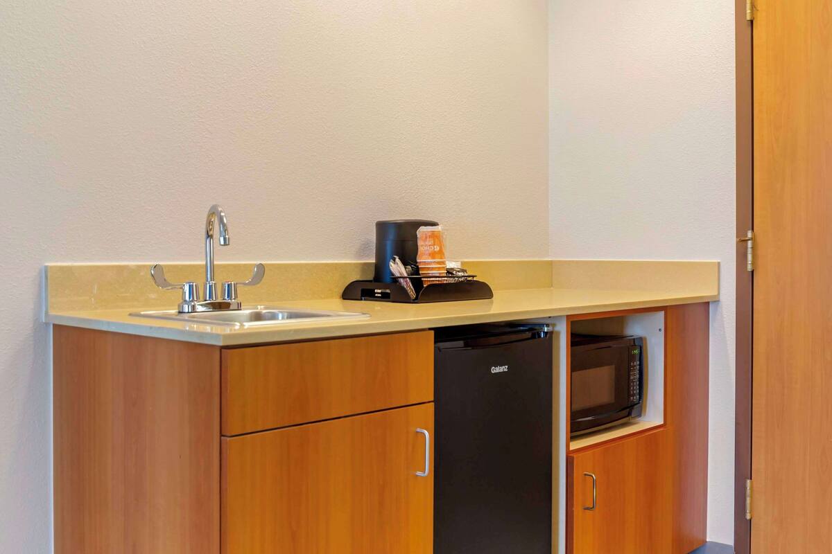 suite, multiple beds, non smoking | 1 bedroom, premium bedding, pillow-top beds, in-room safe