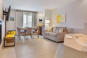 Suite - 1 kingsize-seng med sovesofa - ikke-ryger | Premium-sengetøj, senge med topmadrasser, pengeskab på værelset