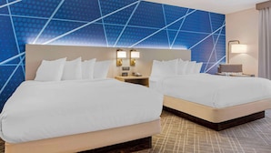 Phòng Suite Deluxe, nhiều giường, không hút thuốc | Bộ đồ giường cao cấp, nệm có lớp đệm bông, két bảo mật tại phòng 