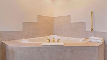 Un baño moderno con una bañera independiente, un pasamanos y un perchero.