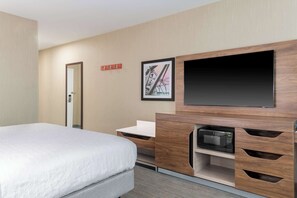 In-room safe, desk, iron/ironing board, free cots/infant beds - Hampton Inn & Suites Sacramento-Cal Expo (Sacramento)