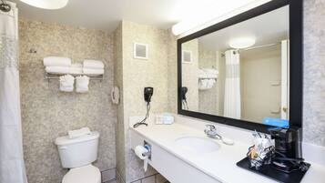 Kamer, 1 kingsize bed, niet-roken | Badkamer | Een bad/douchecombinatie, gratis toiletartikelen, een haardroger