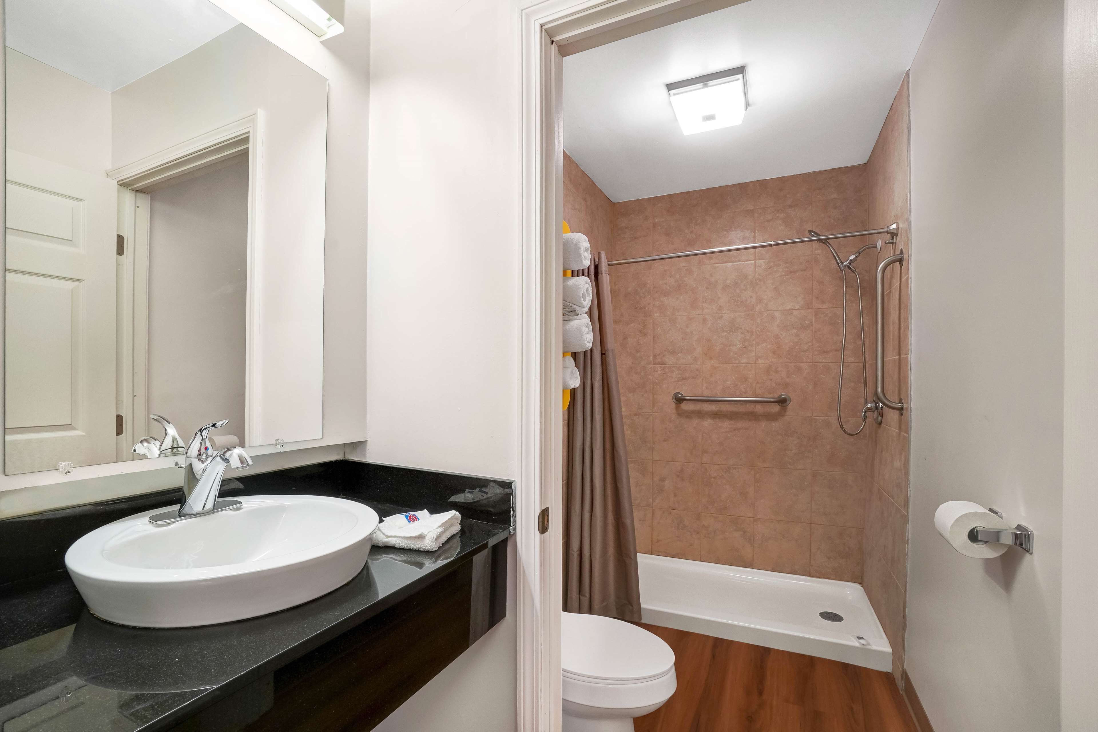 Combined shower/tub, towels