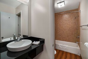 Combined shower/bathtub, towels