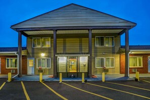 Property entrance - Motel 6 Ilion, NY (Ilion)