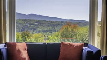 Three Bedroom Condo located at Mountainside Resort | Living room