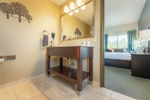 Deluxe Suite | Bathroom | Combined shower/tub, free toiletries, hair dryer, towels - Sun & Ski Inn And Suites (Stowe)